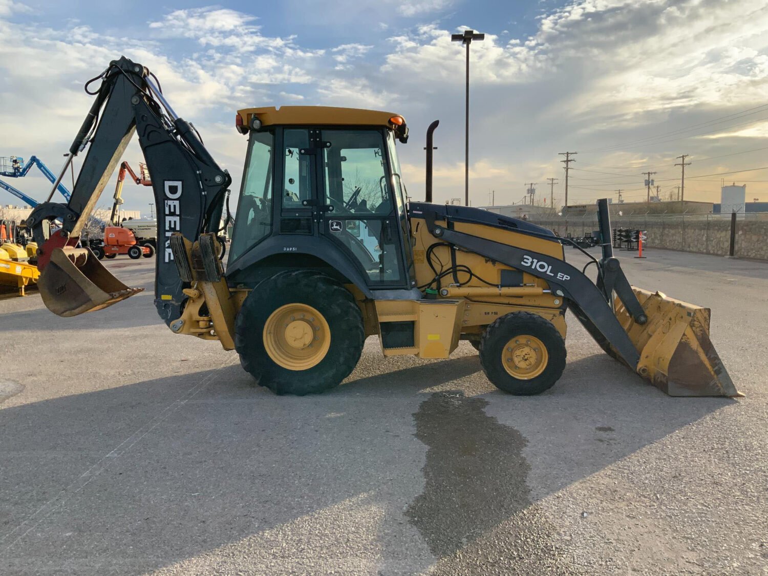 2016 John Deere 310L (4)
