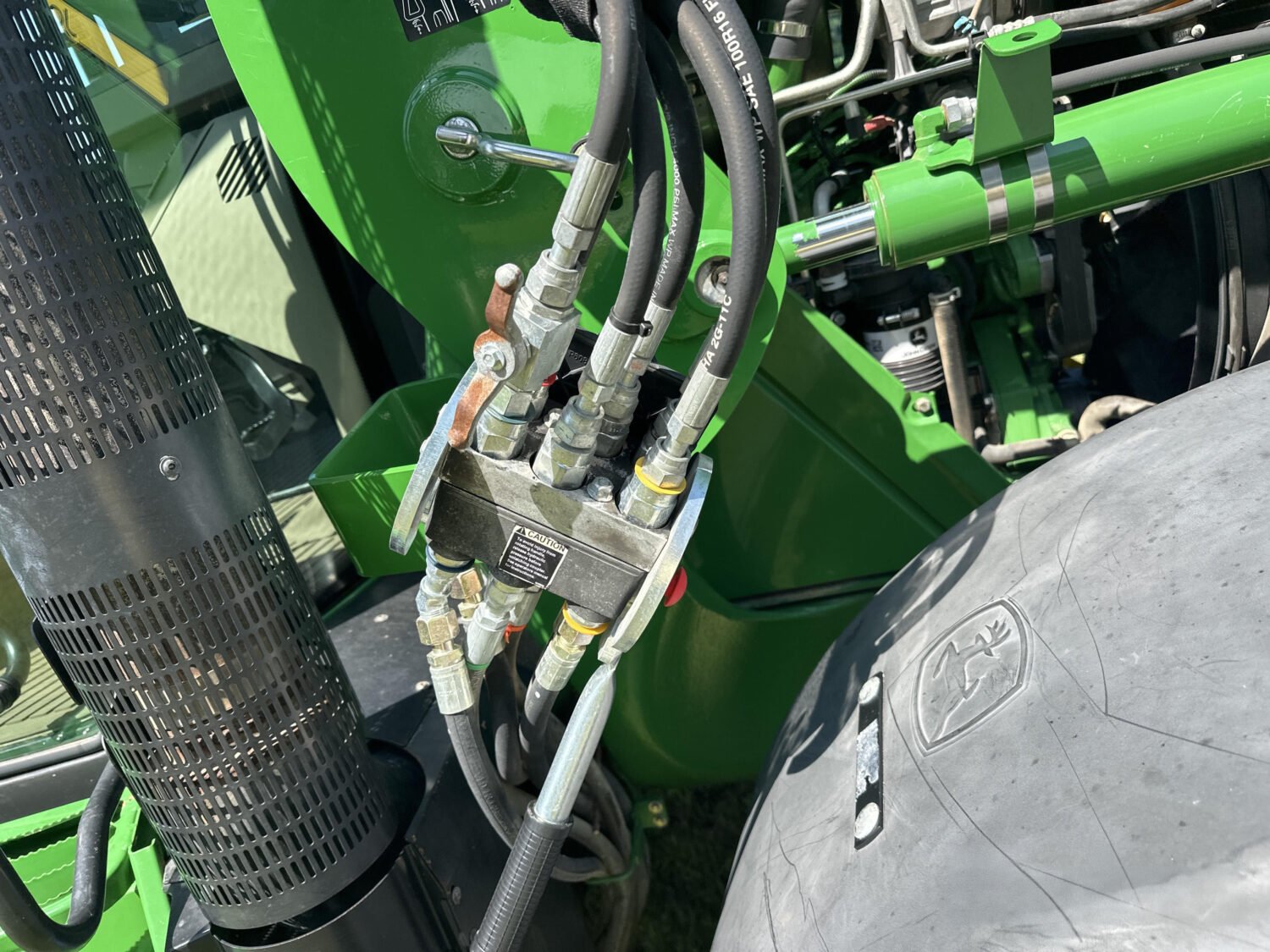 2014 John Deere 6115M (15)