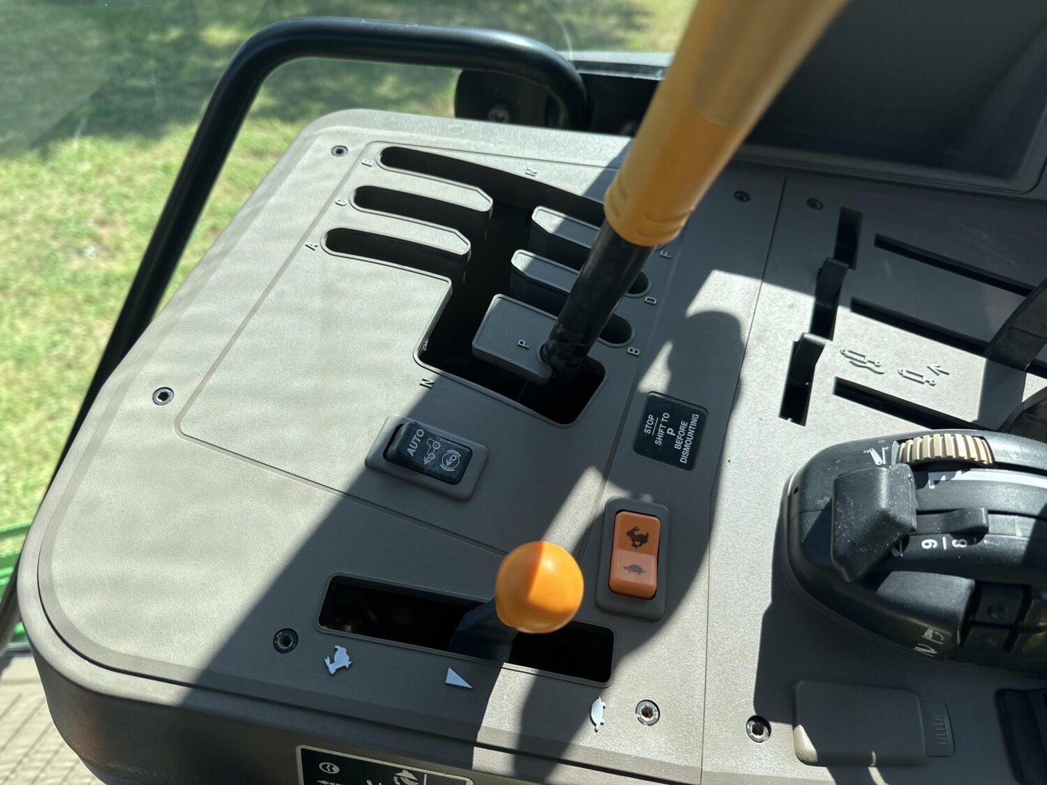 2014 John Deere 6115M (28)