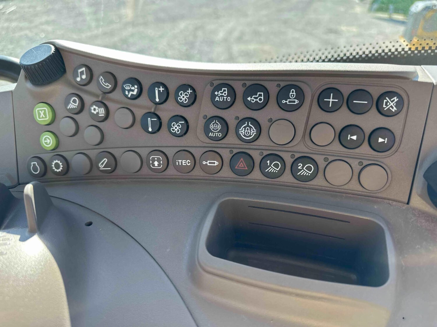 2016 John Deere 6130R (35)