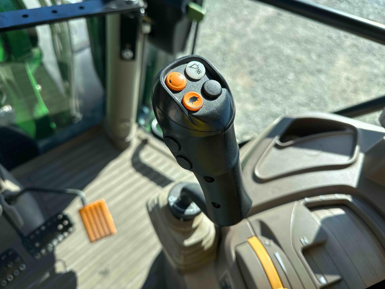 2016 John Deere 6130R (40)