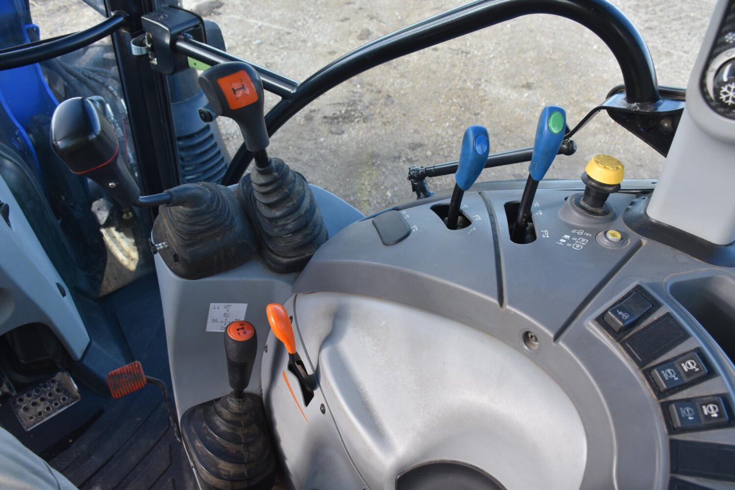 1new-holland-powerstar-110-mfwd-tractor-w-loader-2_c5424fade01143f09e4cd6edf86b52ca