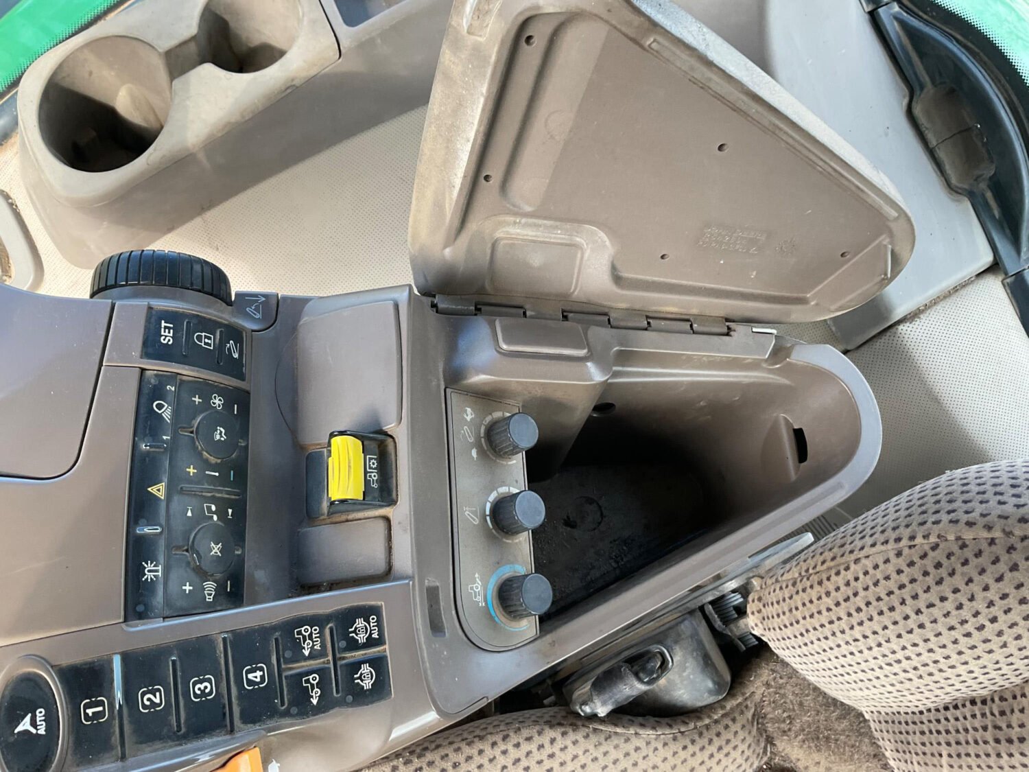 37 2014 John Deere 8345R