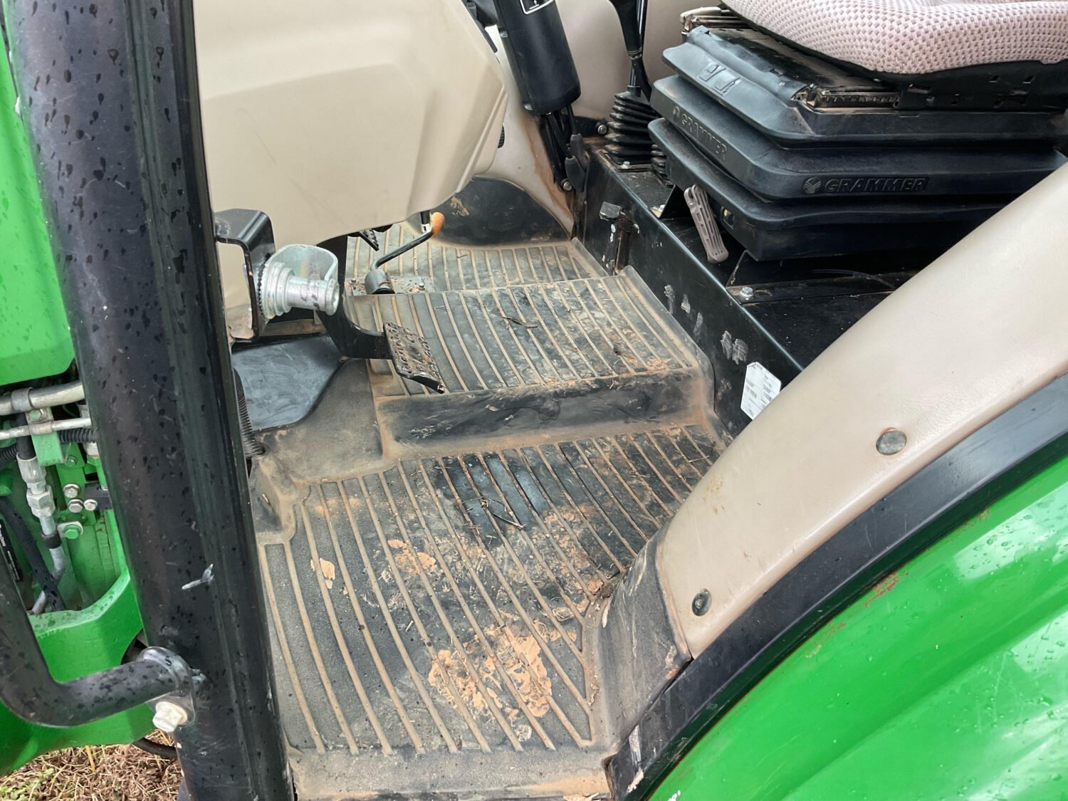 60 2022 John Deere 5065E